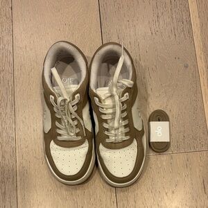 ALO Yoga Women's Tan and White Sneakers